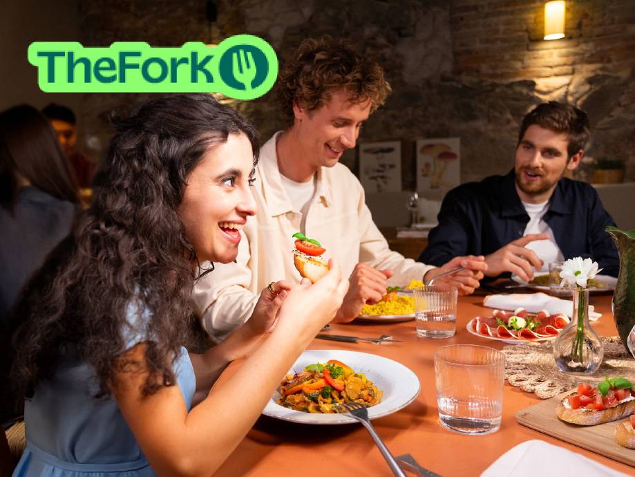 Amici che cenano in un ristorante, con il logo TheFork in alto a sinistra.