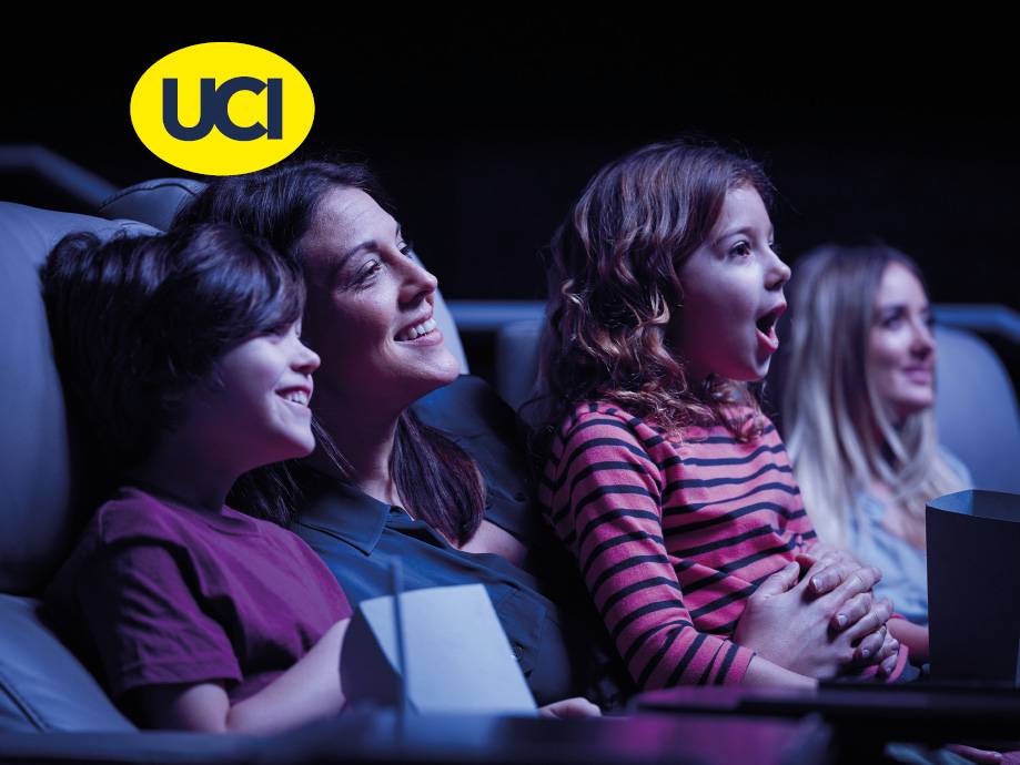 Spettatori, inclusi bambini, che guardano un film in un cinema UCI.