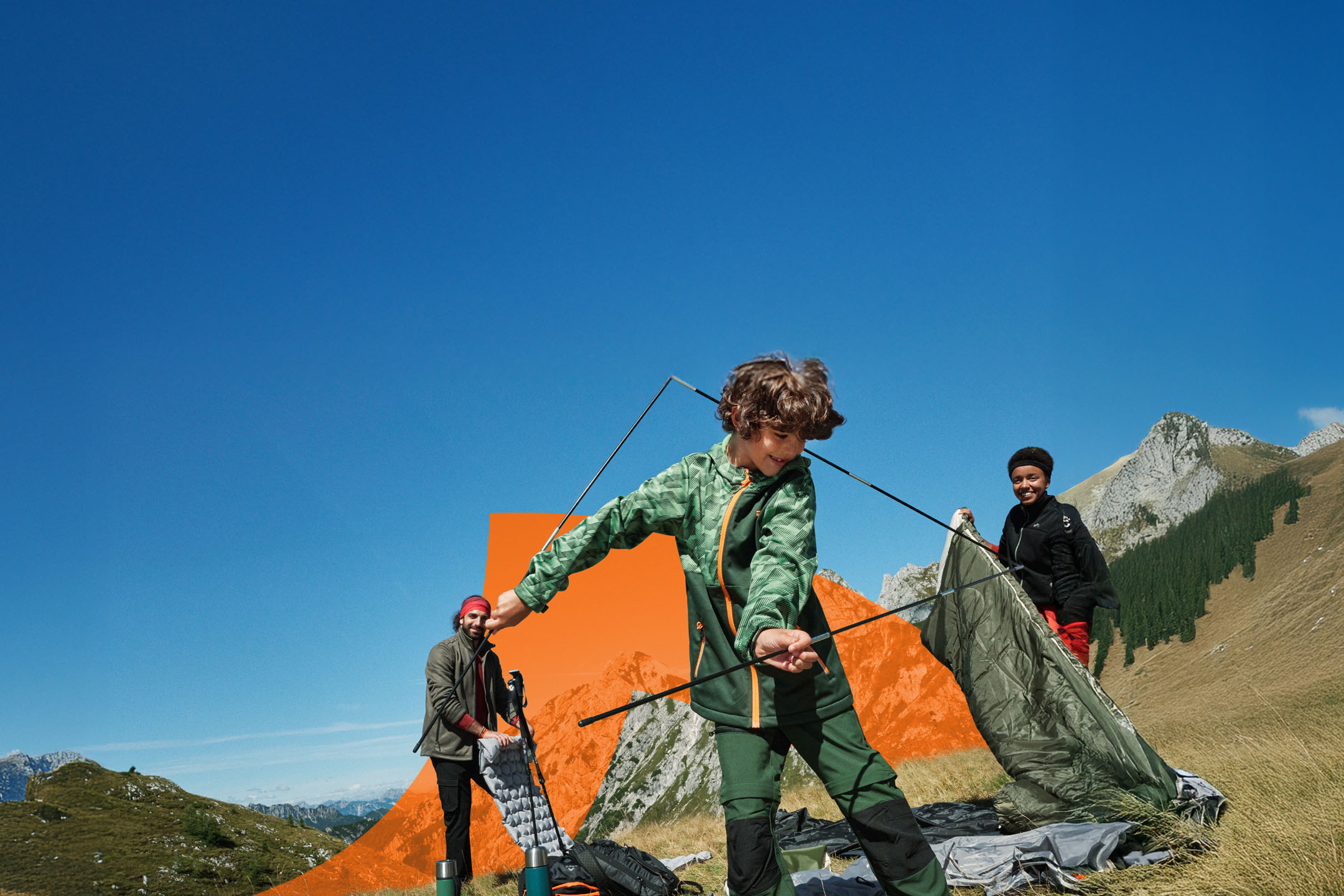 Famiglia che monta una tenda in montagna, con attrezzatura da campeggio e abbigliamento outdoor.