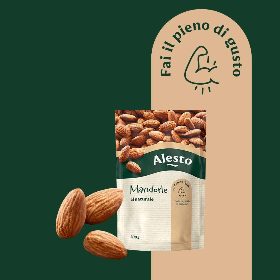 Confezione di mandorle naturali con la scritta 'Fai il pieno di gusto' e tre mandorle sfuse.
