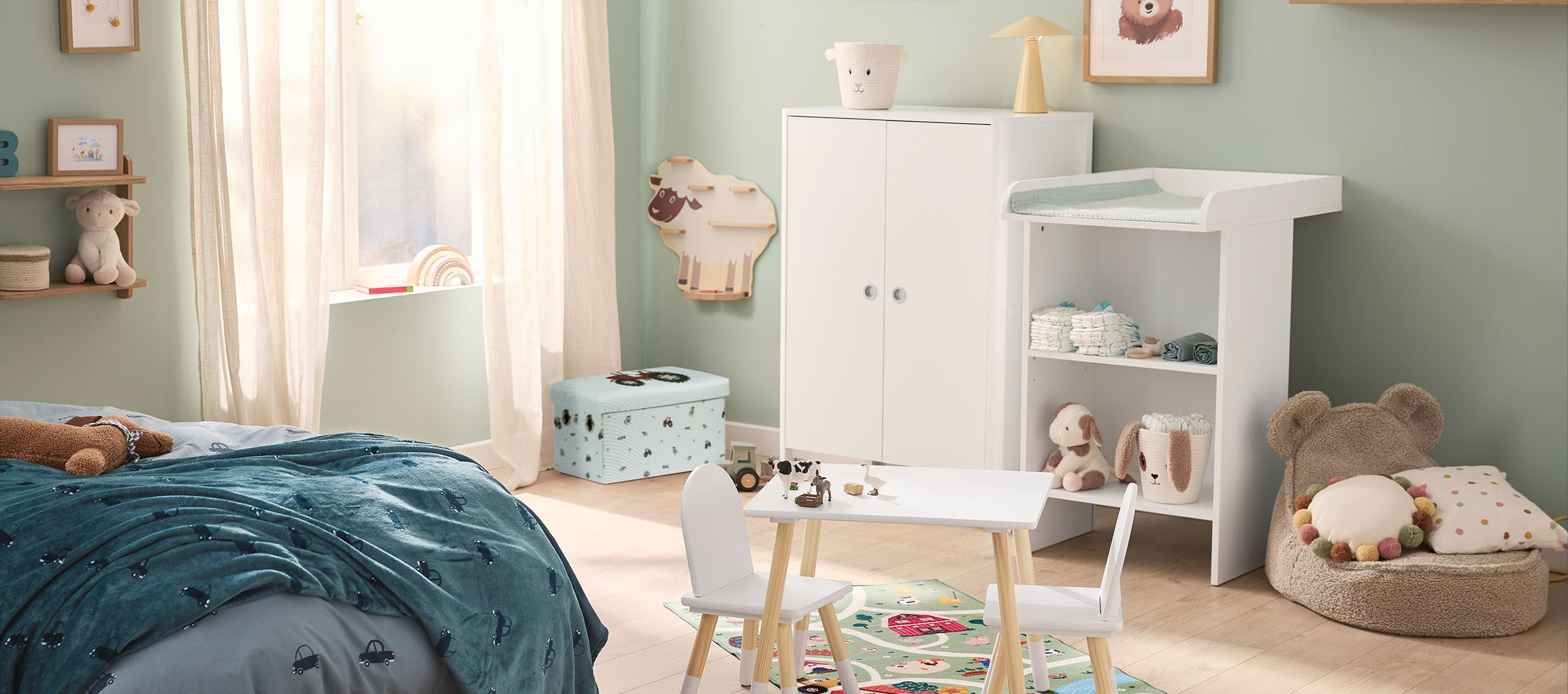 Cameretta per bambini con letto, fasciatoio, armadio e un tavolino con sedie.