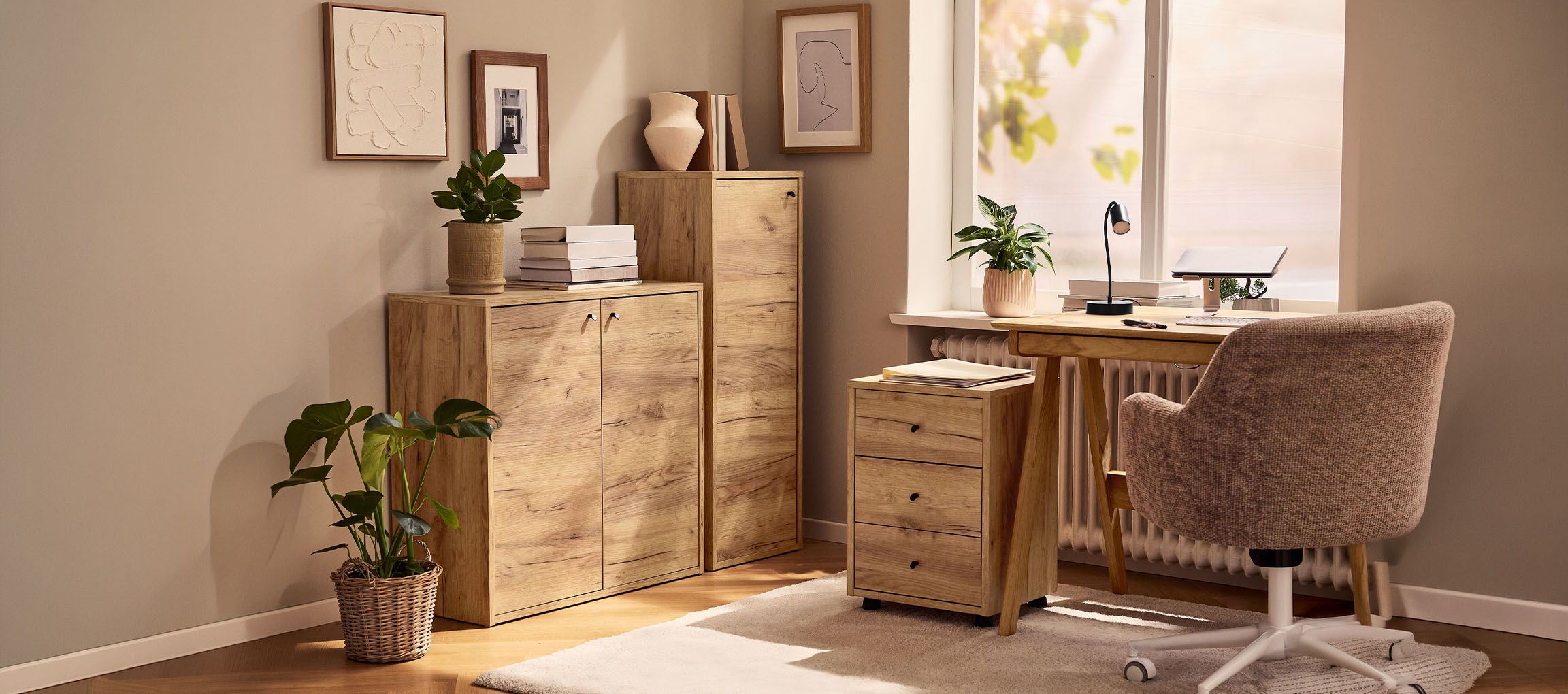 Ufficio domestico con armadi in legno, scrivania e sedia, decorato con piante e quadri.