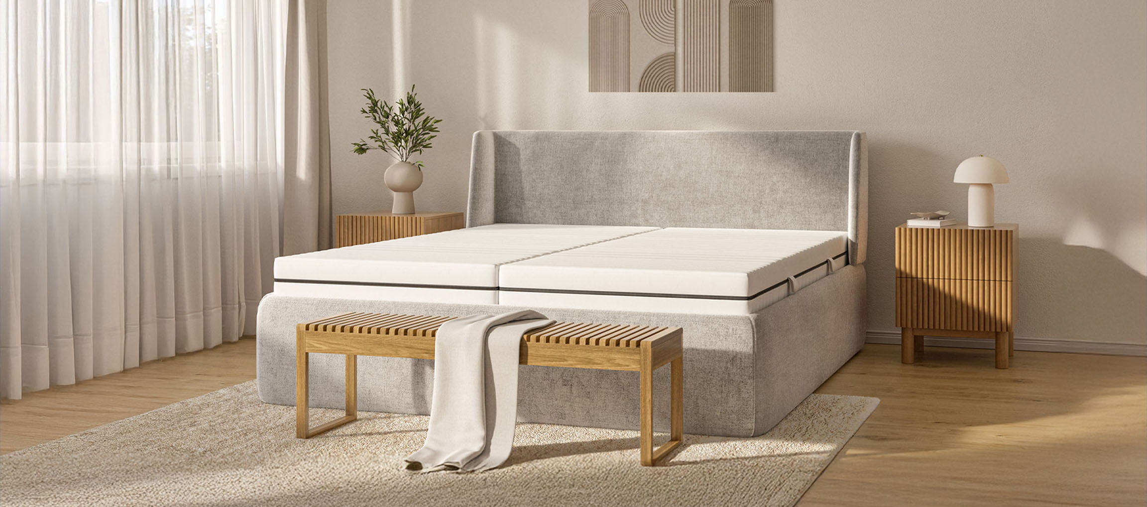 Camera da letto dai colori neutri con letto a molle, panca in legno e comodini.