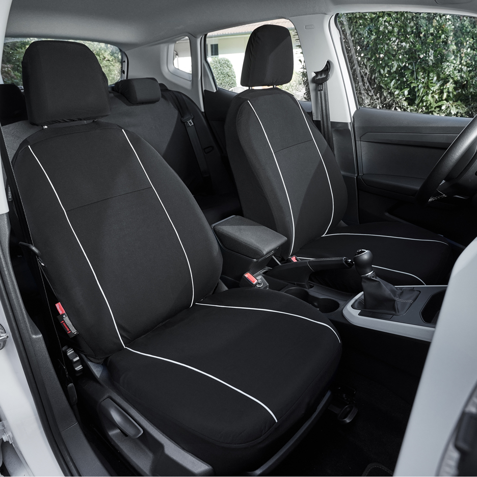 Coprisedili auto neri con dettagli bianchi all'interno di un'auto.