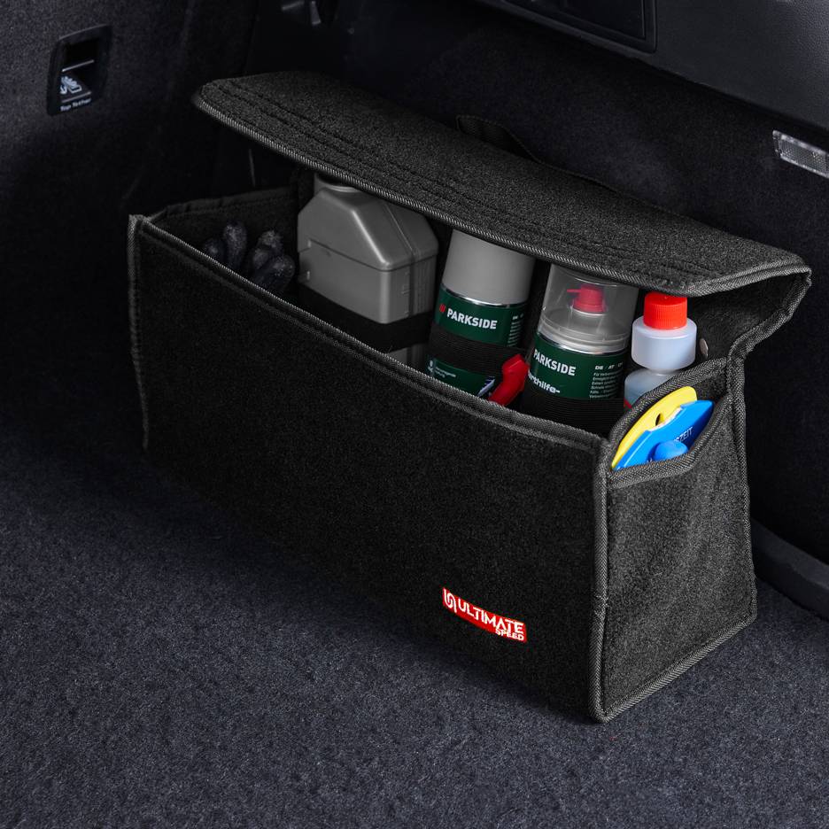 Organizzatore per bagagliaio nero con prodotti per la pulizia e accessori auto