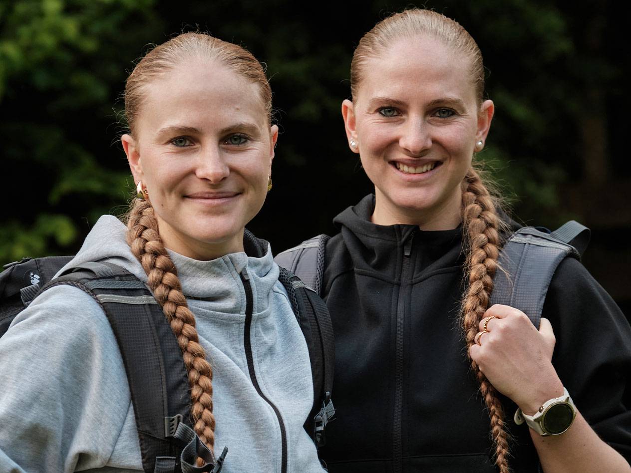 Due donne con zaini in spalla stanno insieme.