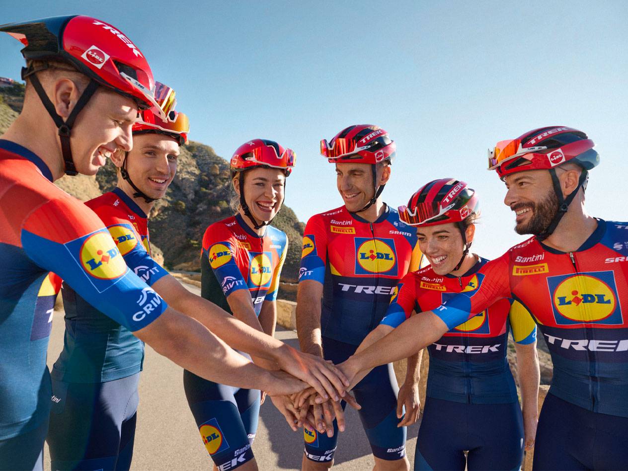 Squadra ciclistica Lidl-Trek con le loro divise rosse e blu.