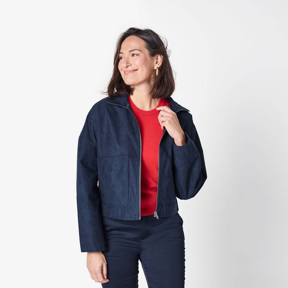 Donna con giacca bomber blu scuro e maglione rosso